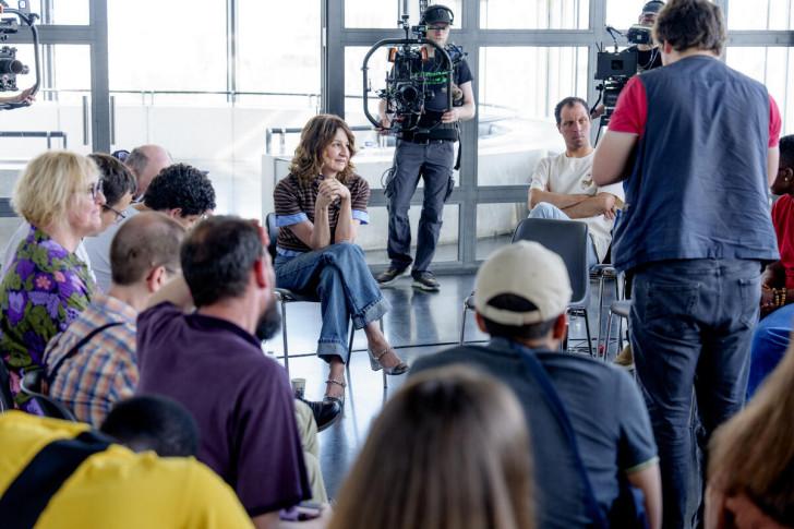 Valérie Lemercier, entourée des journalistes du « Papotin », écoutant Stanislas (de dos sur la photo)